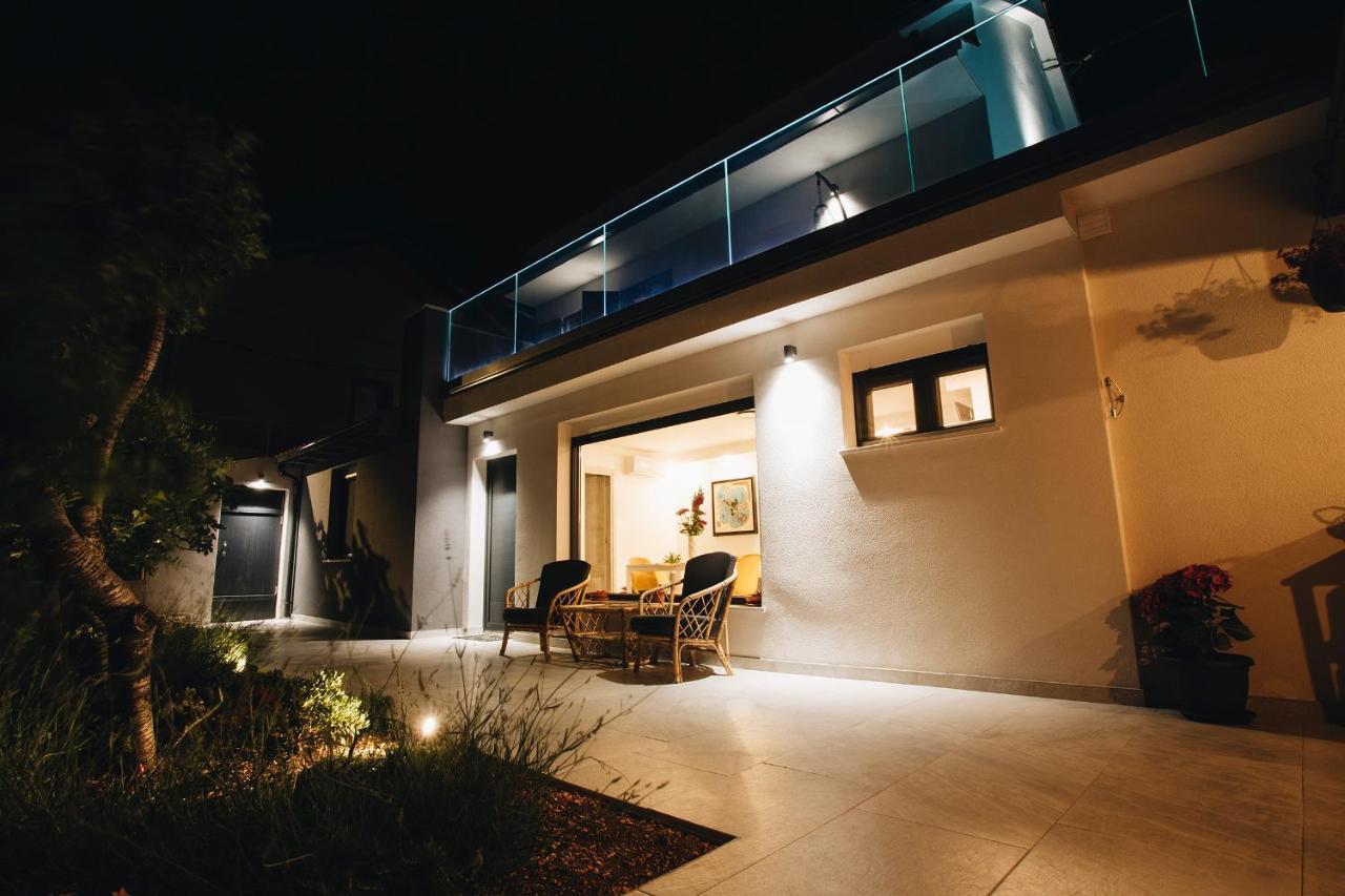 Villa Magna - Seaside Villa With Pool And Sauna Трогир Экстерьер фото